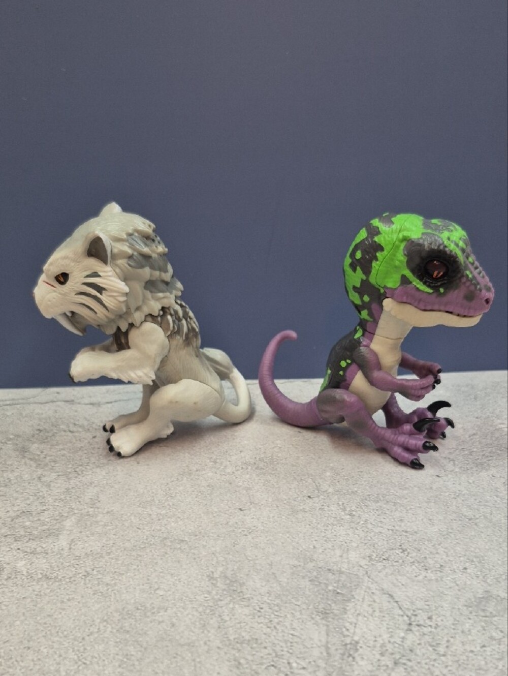 Fingerlings Raptor/Sabertooth Tiger - Picture 2 of 2